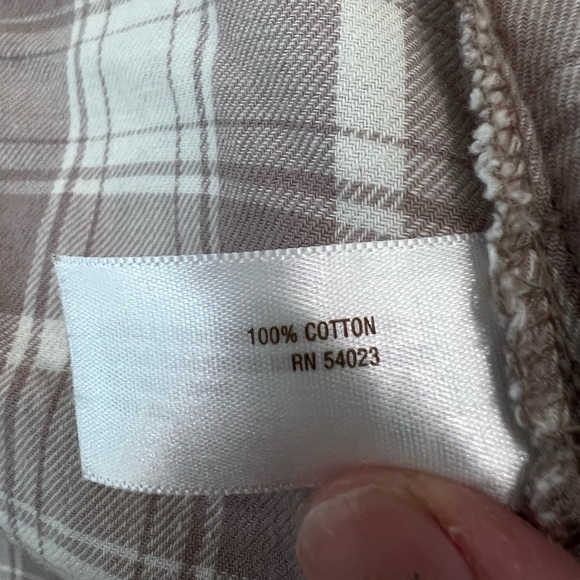 XS OLD NAVY Cream and light brown/light purple plaid flannel - Picture 2 of 6